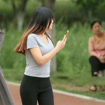 穿搭|美女街拍白色吊带裙搭配跟鞋,街头格外耀眼!