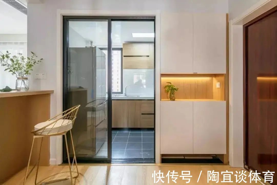 墙面|开门见厅的户型，这样装照样可以有玄关柜，比成品鞋柜更实用美观
