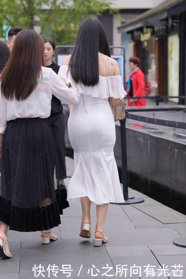 白色一字肩连衣裙,简单大方,温婉时尚