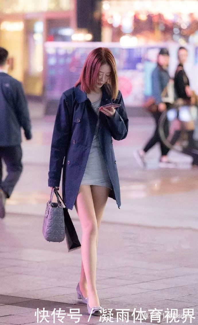 美女一件风衣搭配着一双尖头的高跟鞋,气质有魅力