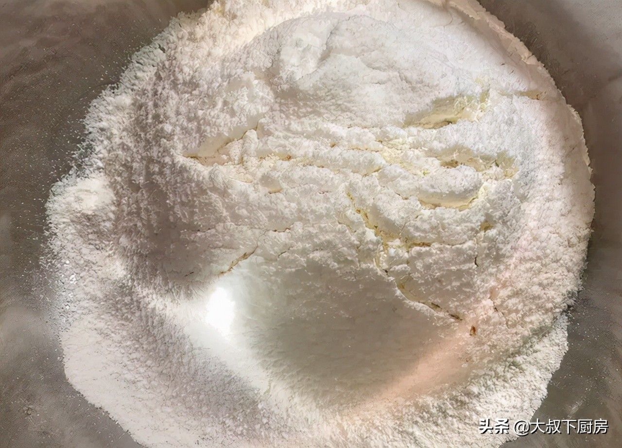 猪油|中秋甜点不能少！大叔教你自制蛋黄酥，外酥内软，做法非常简单