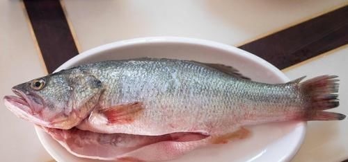 做清蒸鱼，别再用料酒去腥了，改用它，肉又鲜又嫩，没一点腥味