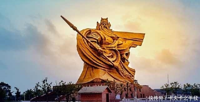 关羽|关羽的雕像为何总闭着眼?老木匠:让他睁眼的代价太大了!