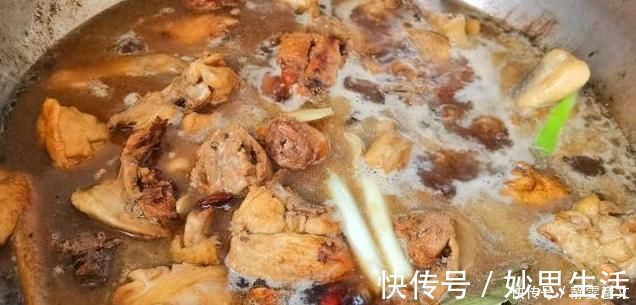 炖鸡时，要不要先焯水？大厨：教你正确做法，鸡肉鲜香又入味