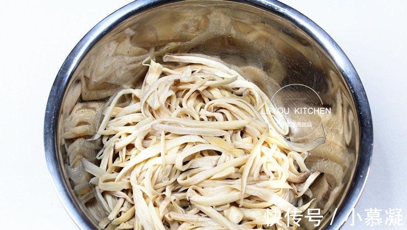 红绿辣椒|这道菜花了不到5元, 油也放得少, 却比肉还香