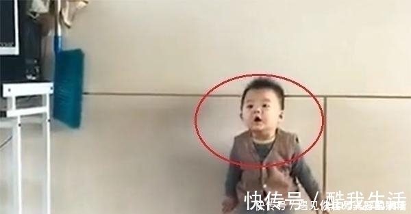 犯错|1岁宝宝犯错被“罚站”，无辜卖萌的样子，让妈妈瞬间就心软了