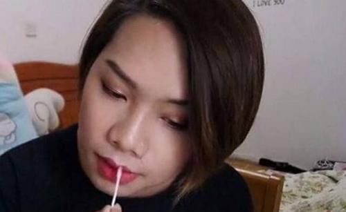 化妆品|被骂“男人婆”,女子愤怒的拿起化妆品,结果出去被骂的更惨了