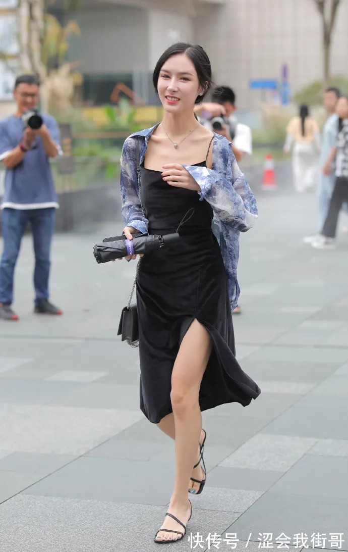 美女|街拍:长得真好看,美腿的苗条性感美女