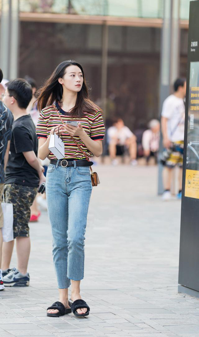 街拍:小美女黑色的穿搭风格,凸显出美女的优雅气质,真养眼