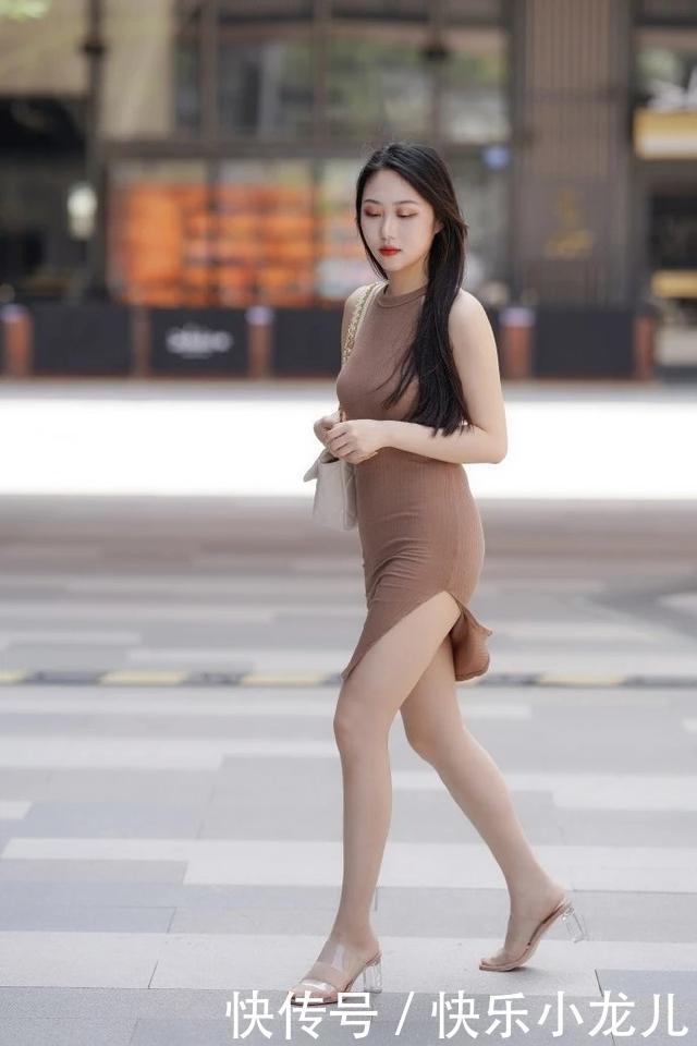 简约|颜值超高的小姐姐,一件连衣裙解决穿搭,简约风也能很好看