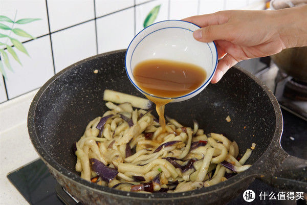 清炒茄子|日常三餐 篇三十二:炒茄子时,记住“1腌2捏”,茄子不吸油不发黑,鲜香软嫩,好吃
