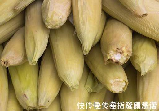 煮玉米,只放清水是错的,多放2样东西,玉米香甜软糯,更好吃