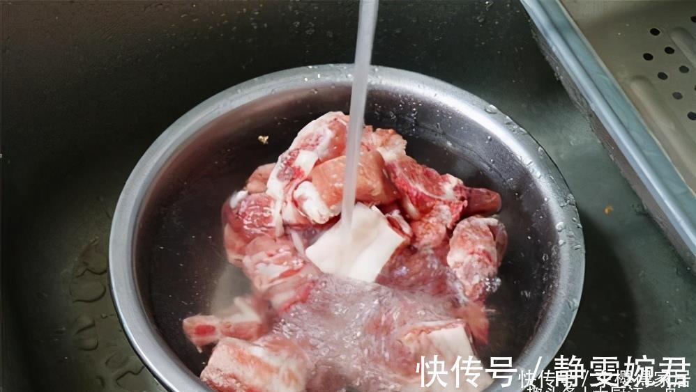 解冻肉先泡水就错了,肉店老板教我一招,迅速解冻吃着跟鲜肉一样