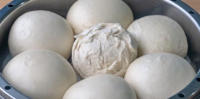 馒头又出新做法，不放一粒酵母，也不用二次醒发，一大锅不够吃的