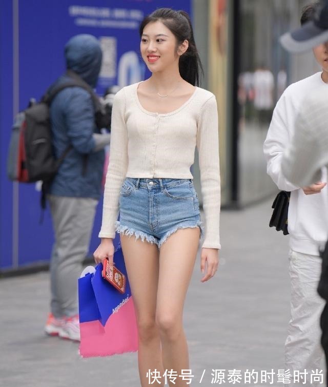 牛仔短裤 白色针织衫搭配牛仔短裤,挡不住的“清爽气质”,秋季应该这样穿!