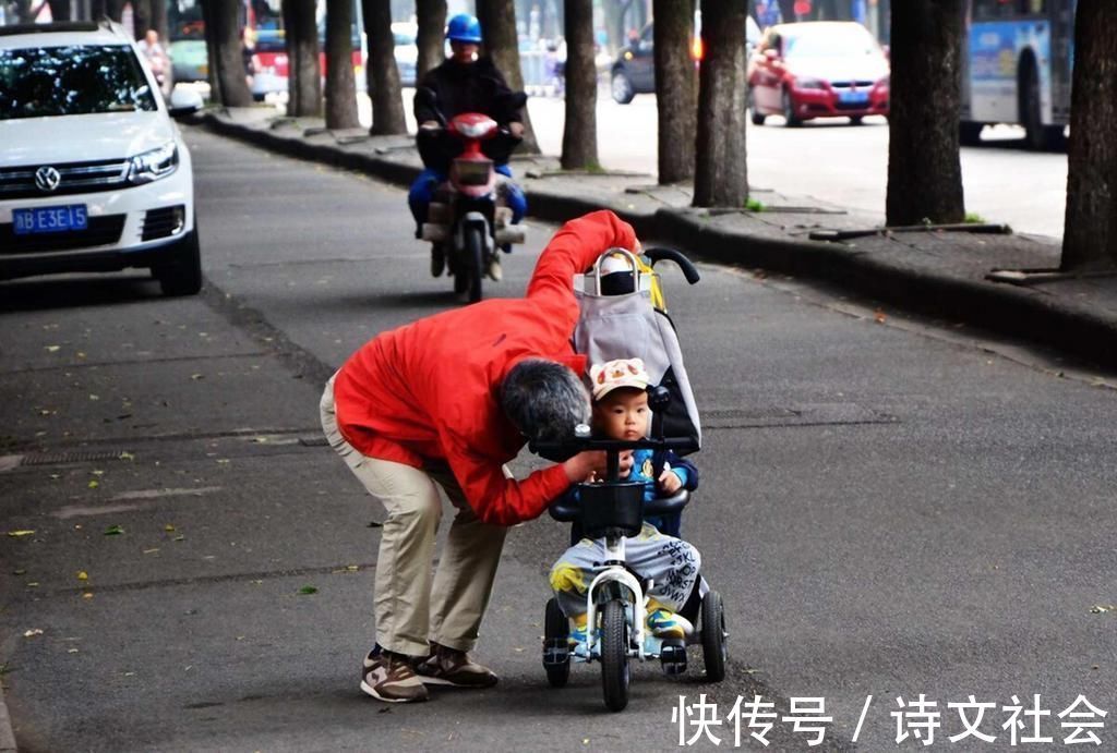 父母|“新型啃老”正在啃掉父母的棺材本，父母毫无察觉，反夸孩子孝顺