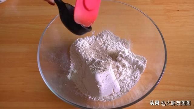 揭秘!奶黄包的家常做法,爆浆流心,软到捏不住