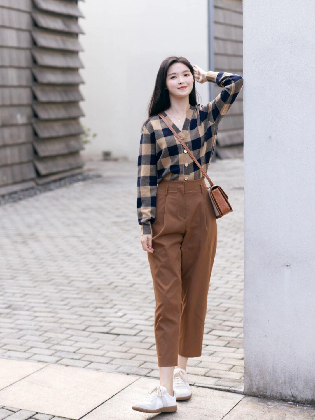 穿搭|冬天想要穿出甜美可爱风,少不了一件米白色毛衣的搭配,搭配卡其色半身裙,更加温柔!