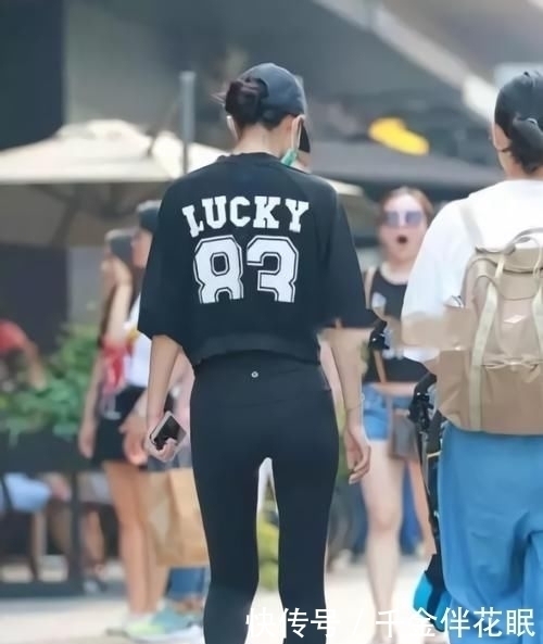 美女|开春还是选择“打底裤”,简单优雅又好看,气质型美女的最佳选择