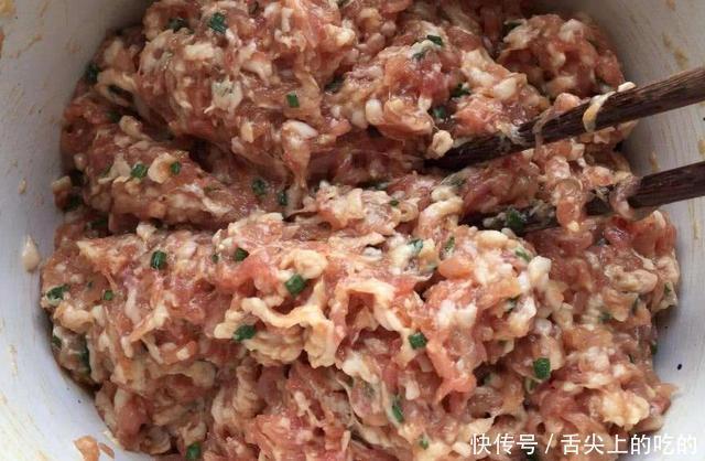 大厨不会告诉你,拌饺子馅时,多加1勺它,好吃10倍,锁水提鲜