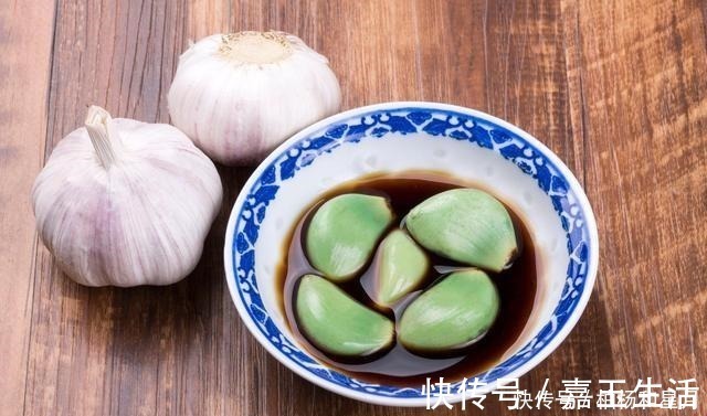腊八蒜,别直接加醋,奶奶教我1个窍门,2天就变绿,口感脆爽开胃