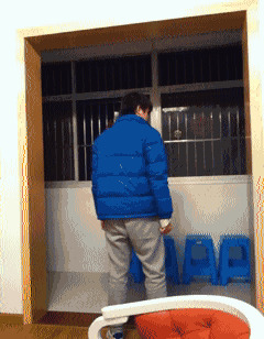 |搞笑GIF:下大雨的时候我们全班男生只需要一把伞就够了,你信不?