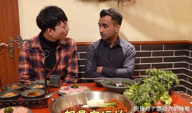 迪拜朋友吃火锅自己带菜,一旁的中国小伙看愣了,这也太豪了吧