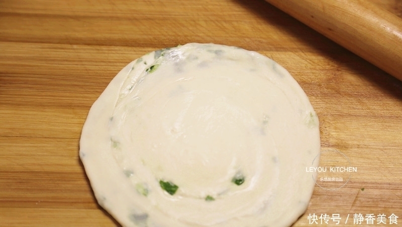 找对方法,即使用冷水和面,烙好的葱油饼,照样外酥里软