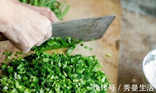 包韭菜馅饺子，最忌直接拌馅，教你此种做法，韭菜不出水更翠绿