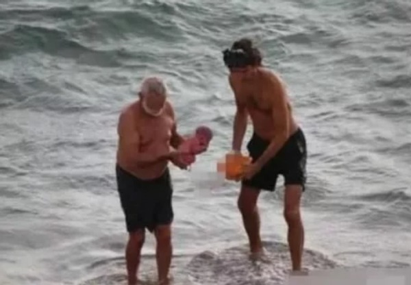 生娃|“最强产妇”火了,3人去海里游泳上岸变4人:顺便把孩子生了