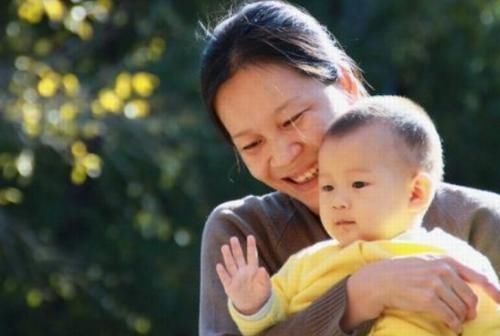 动作|宝宝对妈妈的爱有多深？从睡觉的小动作能看出来，你家娃有几个？