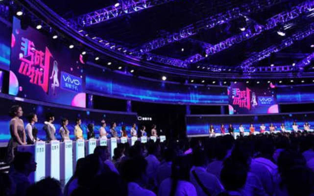  富婆|穷小伙出场遭全灭，离开前台下富婆喊5字，观众炸锅