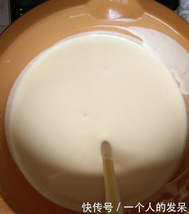 电饭煲蛋糕 起的非常高,材料只需4样 可香了松软好吃