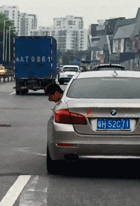 |搞笑GIF：让你们见识见识什么才叫真正的速度