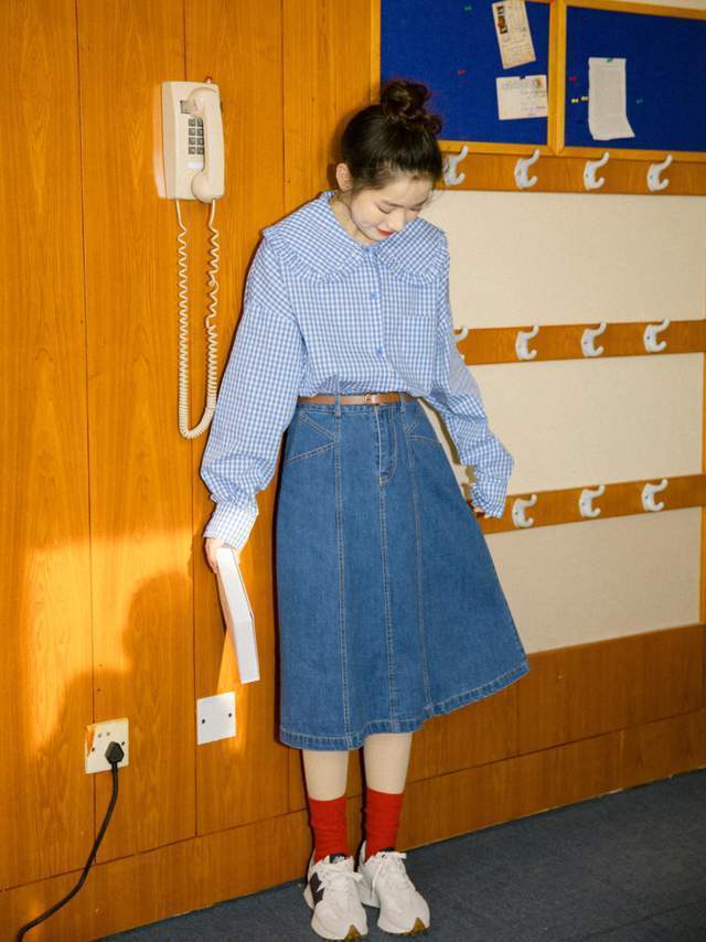 小个子 换季到底怎么穿?卡其色风衣+牛仔裙,日系又复古,美翻整个秋天