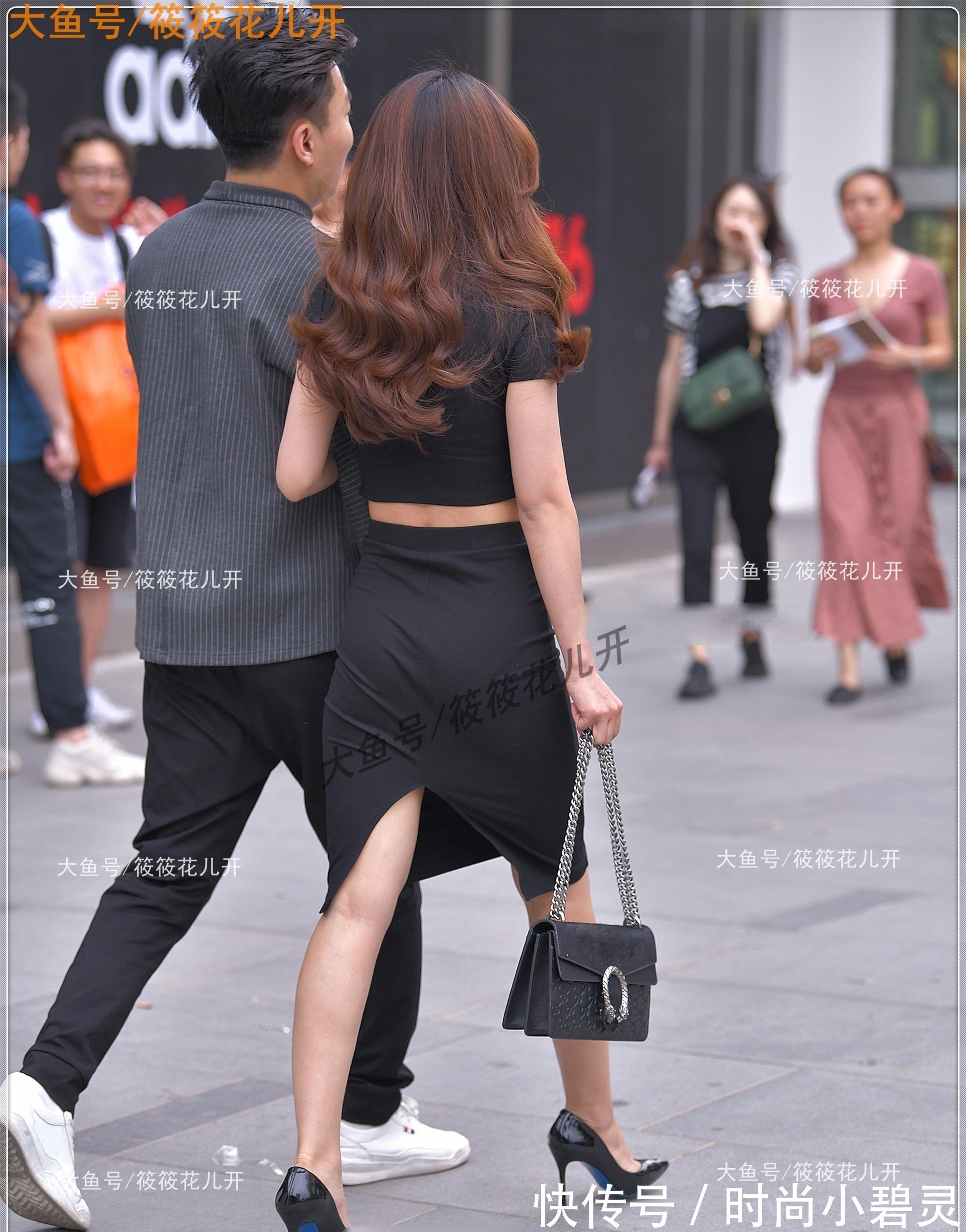 高跟鞋 黑色修身短袖搭配同色半身裙,设计独特,美感十足