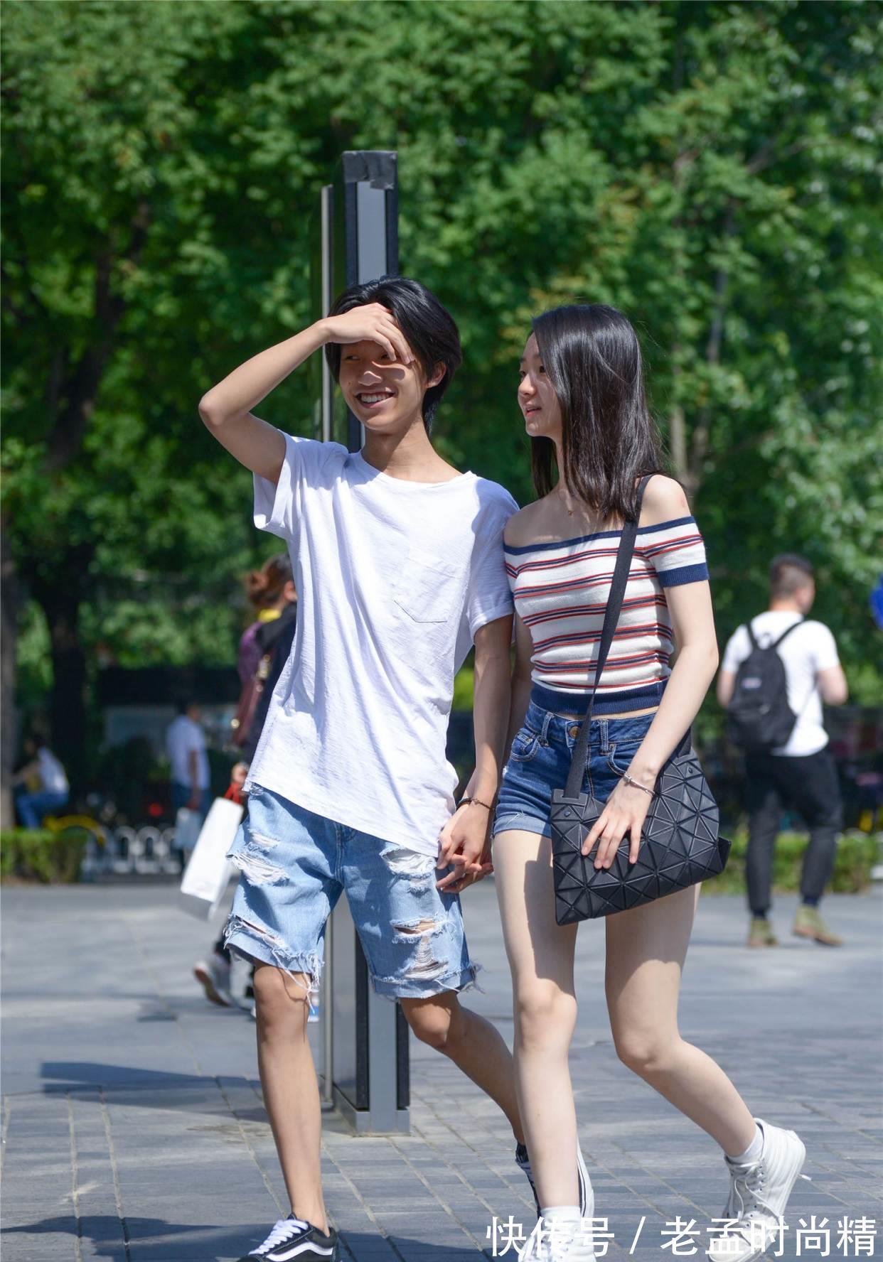 姑娘|修身的牛仔短裤,搭配一双小白鞋,骨感身材的夏季搭配很简单