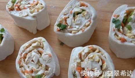 搅拌均匀|豆腐里打4个鸡蛋，卷一卷，蒸一蒸，出锅吃5个还不过瘾！