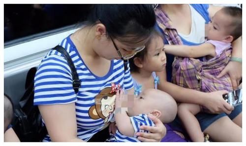 尴尬|一宝妈在公交车上给宝宝喂奶，旁边男子暖心的举动，被全车人夸赞