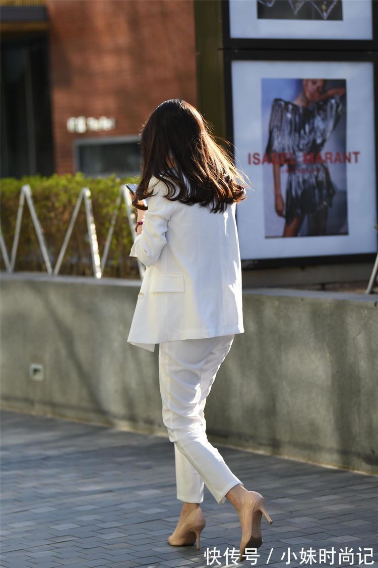 T恤 街拍:小姐姐红色的T恤搭配黑色高跟鞋,简约时尚,身材更显高挑