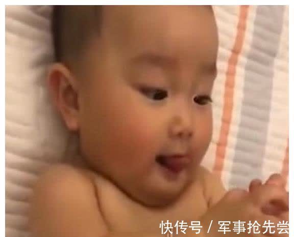 宝宝|宝宝在偷吃脚丫,妈妈问宝宝好不好吃,宝宝的回答真是太可爱了