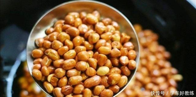 炸花生米|炸花生米时，撒盐撒酒都不对，饭店大厨放点它，30天不回潮