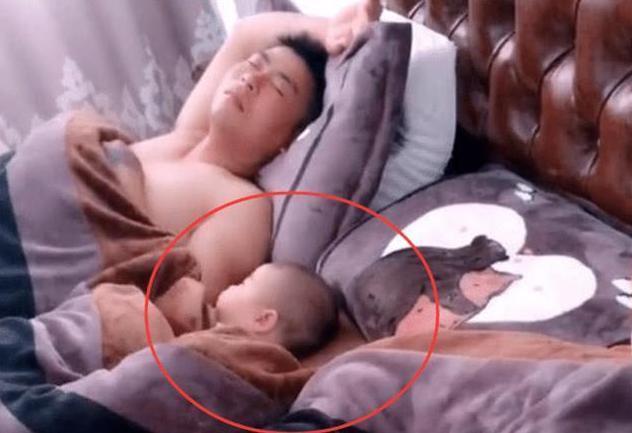 睡眠质量|爸爸哄娃睡觉,自己却先睡着,孩子躺一旁无奈:这届家长真难带