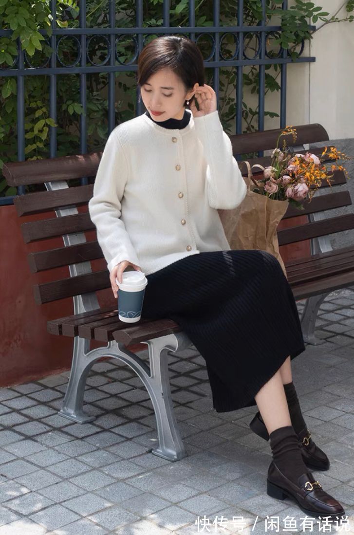 毛衣 有气质的中年女人,穿半裙会选“过膝不过踝”,搭配毛衣优雅得体