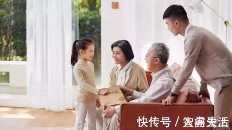 辣条|8岁女孩下巴成“马蜂窝”,5毛钱一包的辣条,还在给孩子吃么