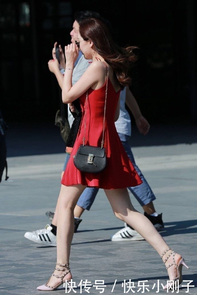 唯美|一袭红色修身裙,尽显灵动唯美,颇显女神气息