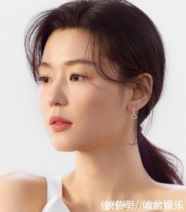 刘海 老得慢的女人,总是不会放过下面4种发型,经典活力,格外显气质