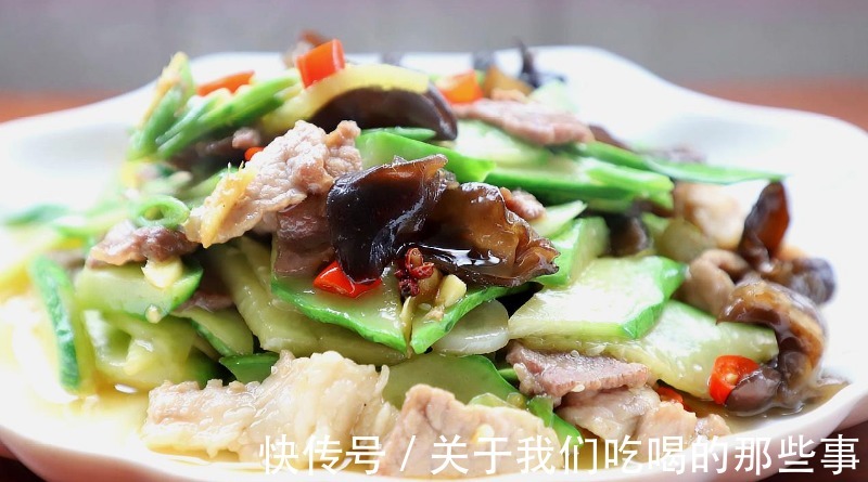 黄瓜|夏季黄瓜1块钱1斤,买上30斤冻起来,脆爽有嚼劲,凉拌炒肉都好吃