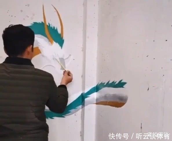 墙角|民间牛人在墙角画一条龙,3D效果骗过大家,第一眼还以为是真的