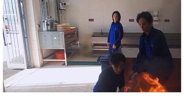 面对着火的煤气罐，陈小春张智霖张晋的反应大不同，细节看出教养